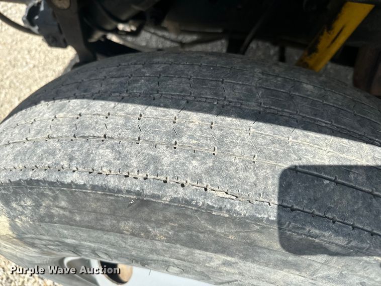 image for item EJ2710 1990 Ford F800 bucket truck