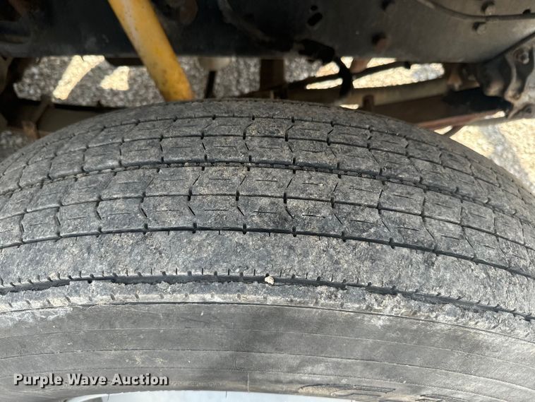 image for item EJ2710 1990 Ford F800 bucket truck