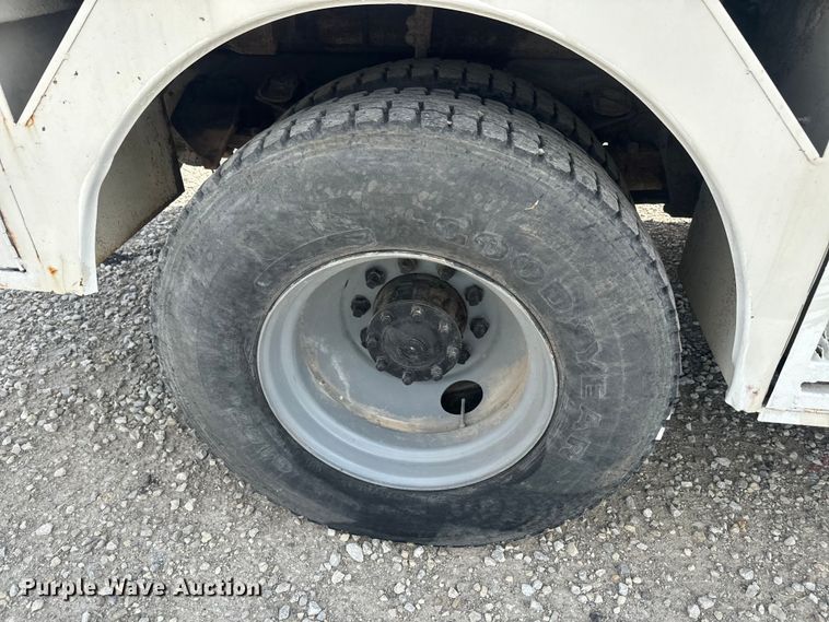 image for item EJ2710 1990 Ford F800 bucket truck