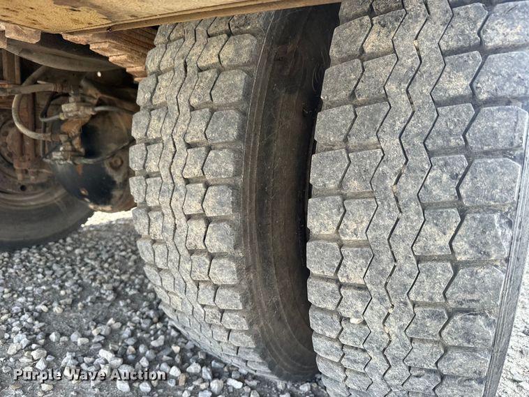 image for item EJ2710 1990 Ford F800 bucket truck