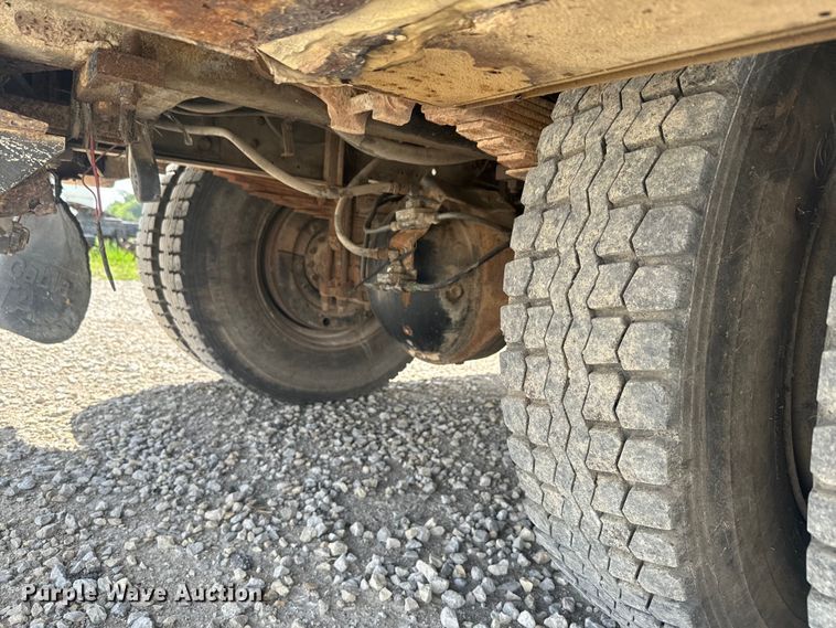 image for item EJ2710 1990 Ford F800 bucket truck