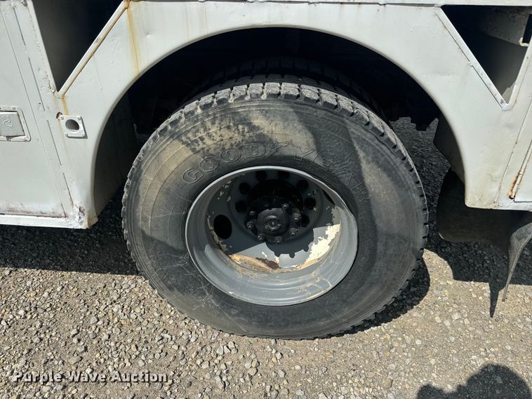 image for item EJ2710 1990 Ford F800 bucket truck