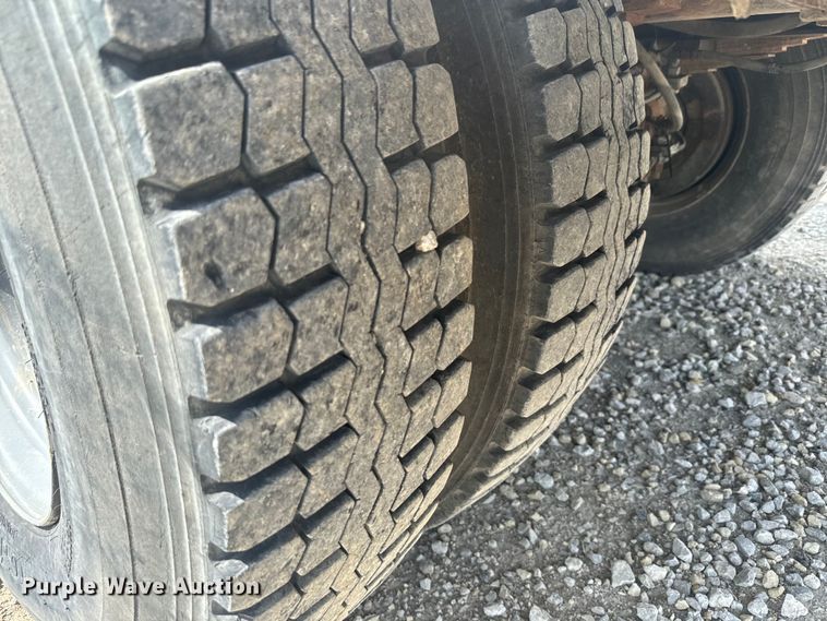 image for item EJ2710 1990 Ford F800 bucket truck