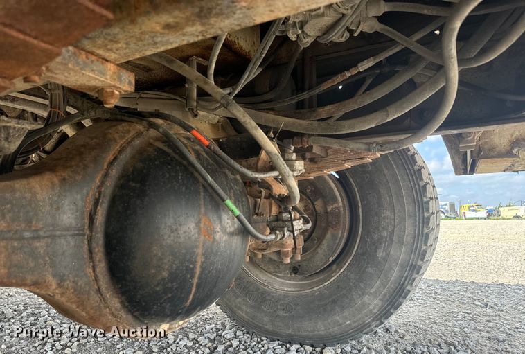 image for item EJ2710 1990 Ford F800 bucket truck