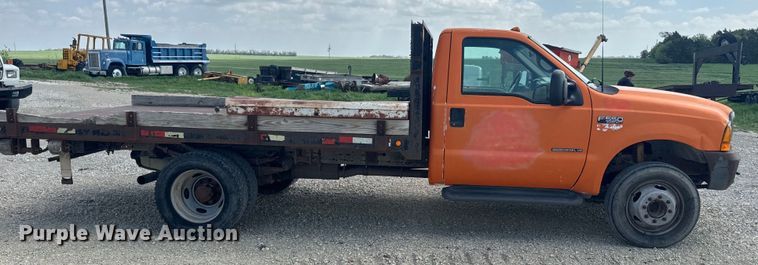 image for item EJ2712 2001 Ford F550 Super Duty XL flatbed truck