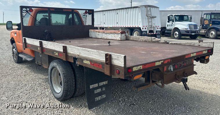 image for item EJ2712 2001 Ford F550 Super Duty XL flatbed truck