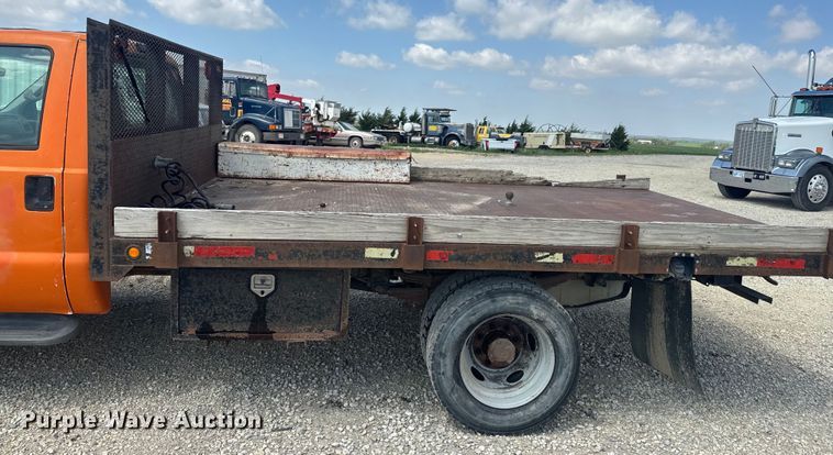 image for item EJ2712 2001 Ford F550 Super Duty XL flatbed truck