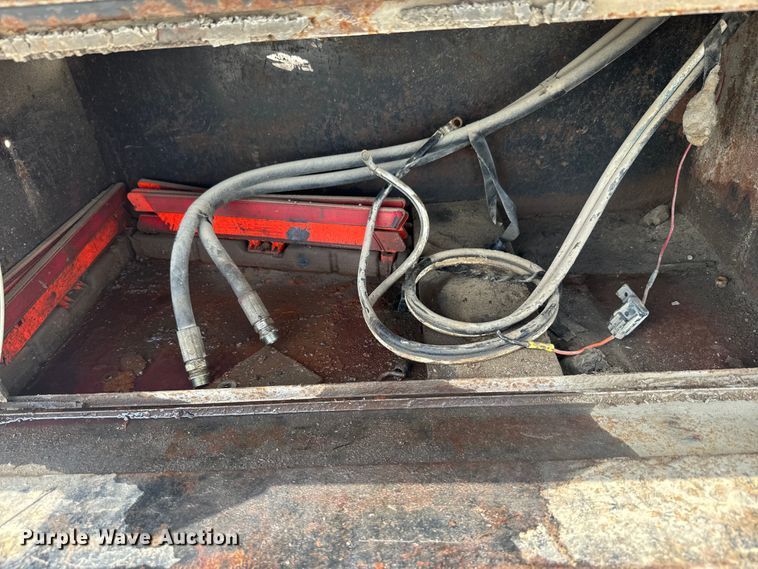 image for item EJ2712 2001 Ford F550 Super Duty XL flatbed truck