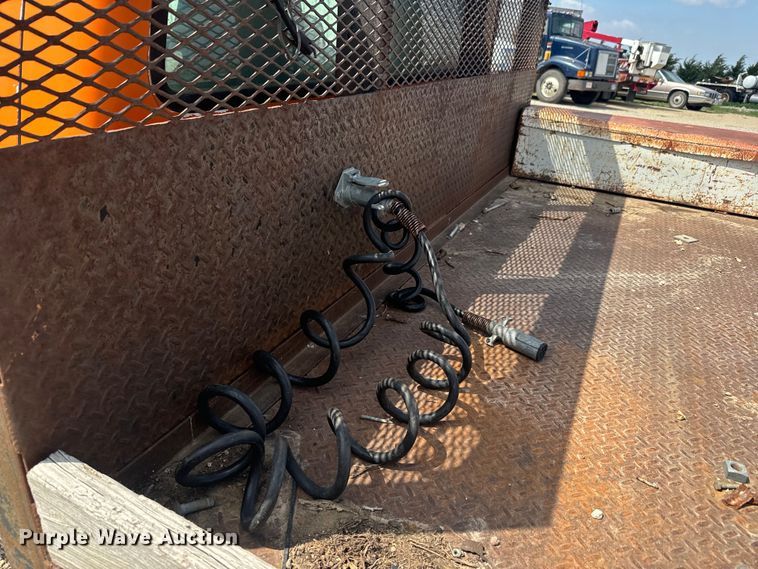 image for item EJ2712 2001 Ford F550 Super Duty XL flatbed truck