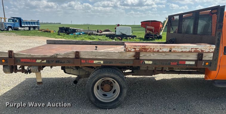 image for item EJ2712 2001 Ford F550 Super Duty XL flatbed truck