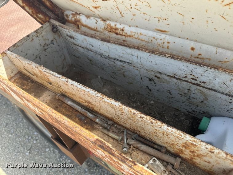 image for item EJ2712 2001 Ford F550 Super Duty XL flatbed truck