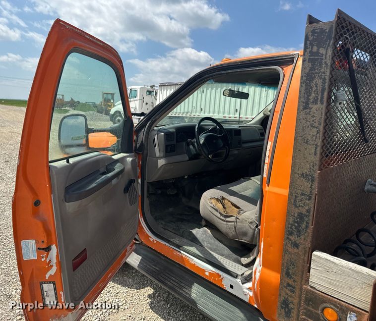 image for item EJ2712 2001 Ford F550 Super Duty XL flatbed truck