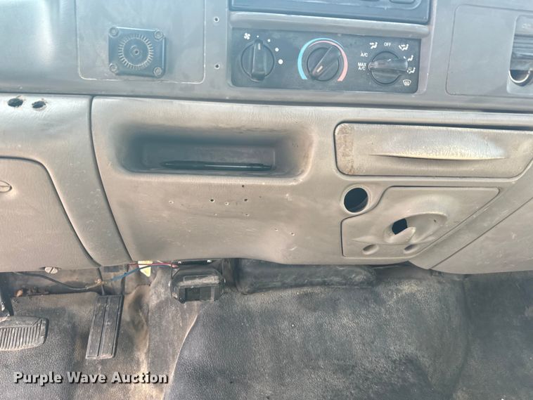 image for item EJ2712 2001 Ford F550 Super Duty XL flatbed truck