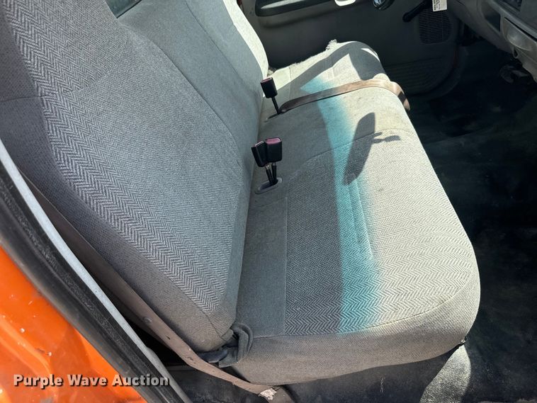 image for item EJ2712 2001 Ford F550 Super Duty XL flatbed truck