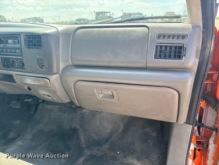 image for item EJ2712 2001 Ford F550 Super Duty XL flatbed truck