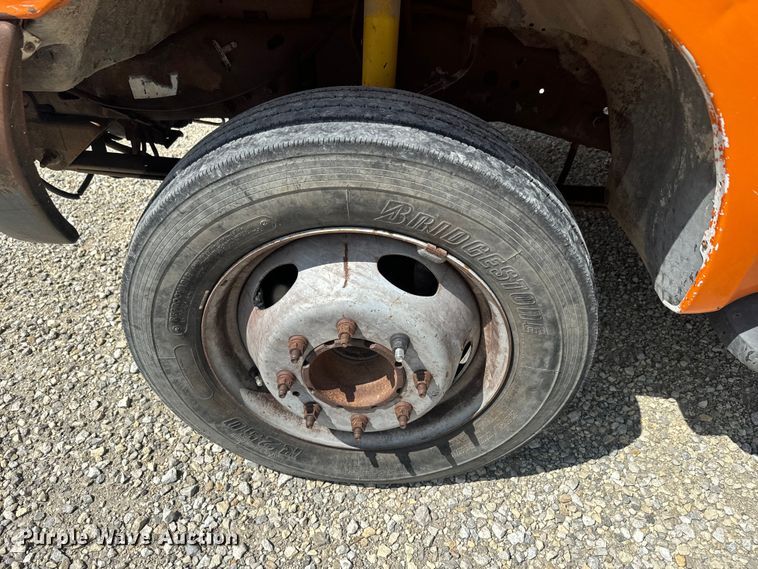 image for item EJ2712 2001 Ford F550 Super Duty XL flatbed truck