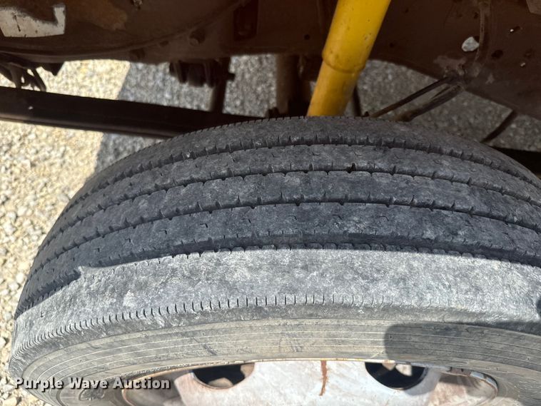 image for item EJ2712 2001 Ford F550 Super Duty XL flatbed truck