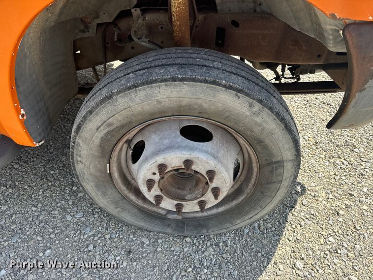 image for item EJ2712 2001 Ford F550 Super Duty XL flatbed truck