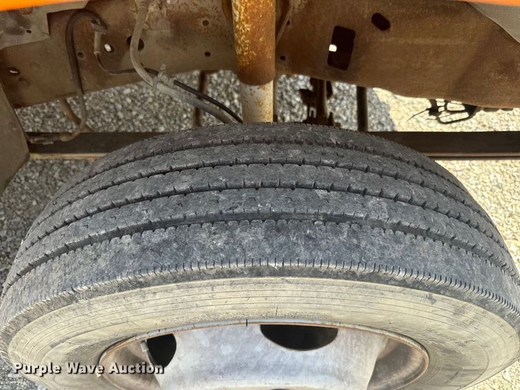 image for item EJ2712 2001 Ford F550 Super Duty XL flatbed truck