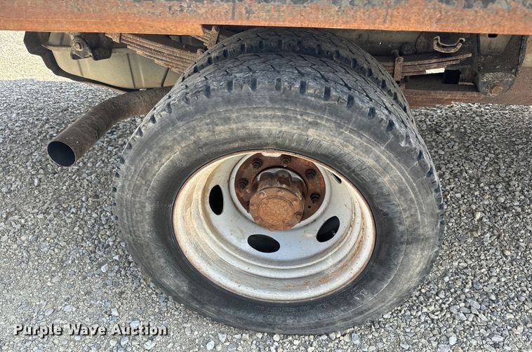 image for item EJ2712 2001 Ford F550 Super Duty XL flatbed truck