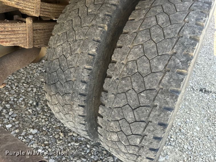 image for item EJ2712 2001 Ford F550 Super Duty XL flatbed truck