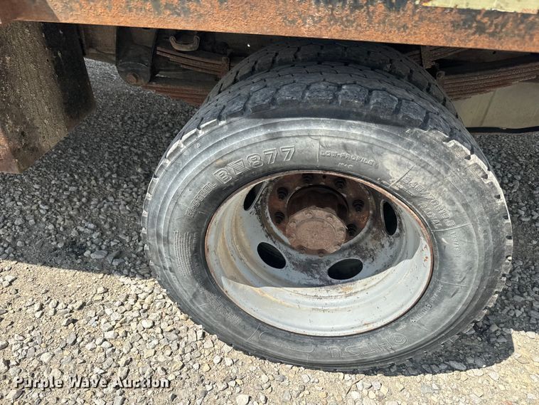 image for item EJ2712 2001 Ford F550 Super Duty XL flatbed truck