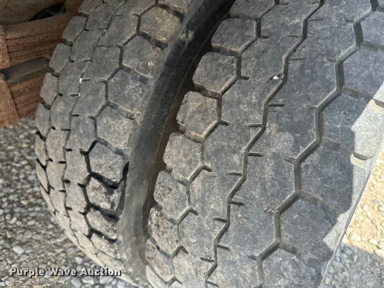 image for item EJ2712 2001 Ford F550 Super Duty XL flatbed truck