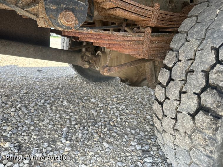 image for item EJ2712 2001 Ford F550 Super Duty XL flatbed truck