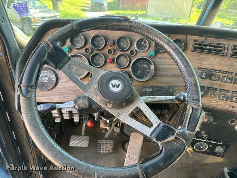 image for item EJ2722 1996 Western Star 4900 dump truck