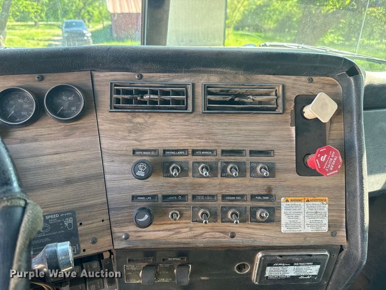 image for item EJ2722 1996 Western Star 4900 dump truck