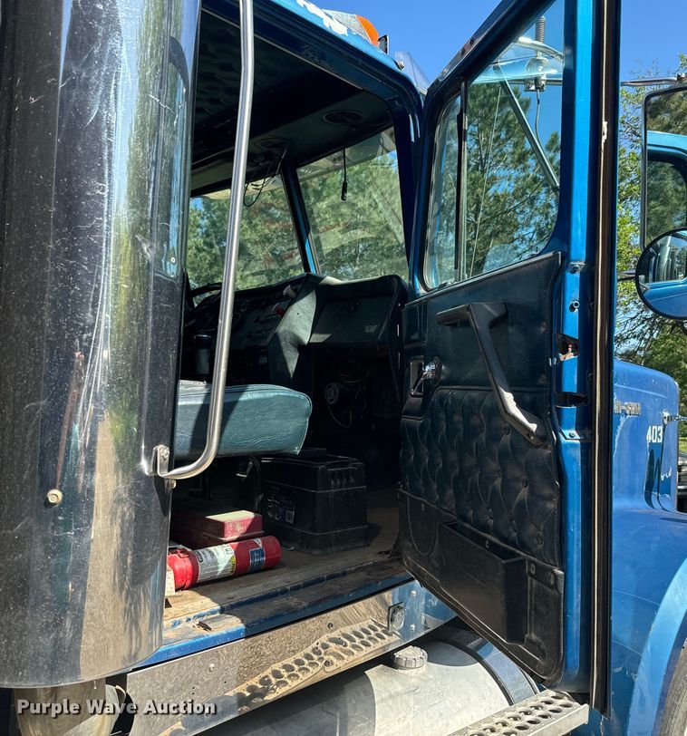 image for item EJ2722 1996 Western Star 4900 dump truck