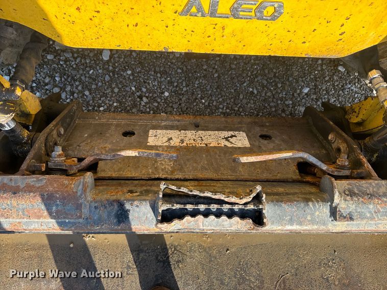 image for item EJ2728 2004 Komatsu 1020 skid steer loader