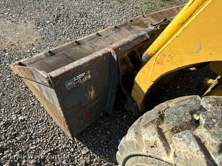 image for item EJ2728 2004 Komatsu 1020 skid steer loader