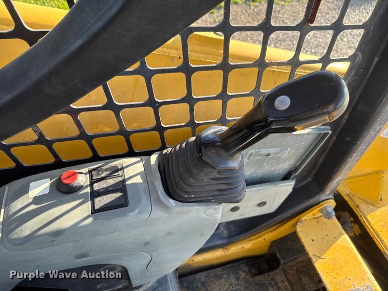 image for item EJ2728 2004 Komatsu 1020 skid steer loader