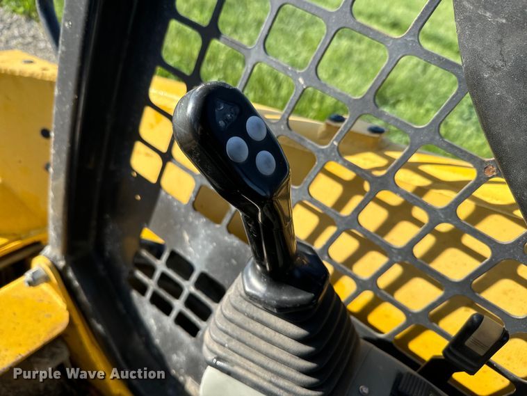 image for item EJ2728 2004 Komatsu 1020 skid steer loader