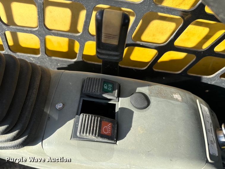 image for item EJ2728 2004 Komatsu 1020 skid steer loader