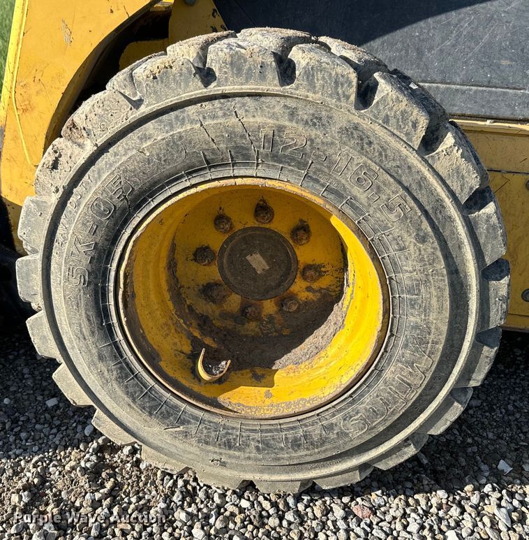 image for item EJ2728 2004 Komatsu 1020 skid steer loader