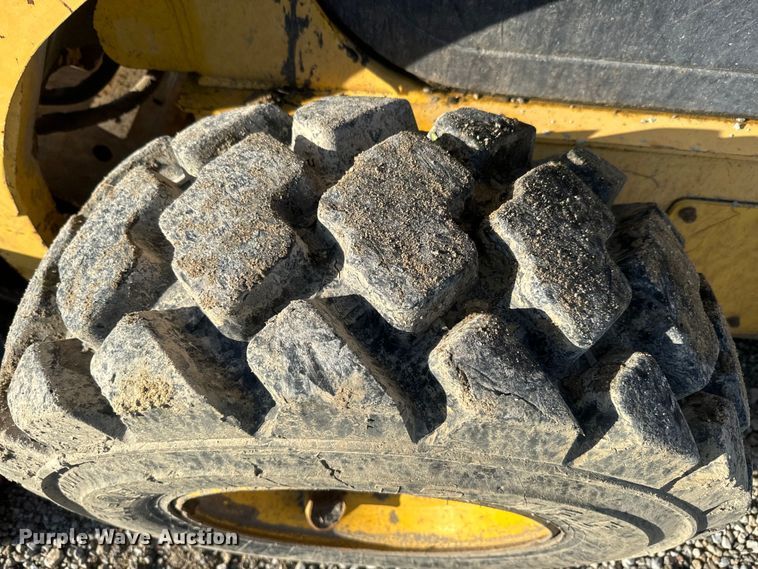 image for item EJ2728 2004 Komatsu 1020 skid steer loader