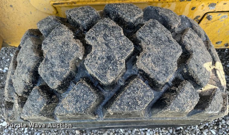 image for item EJ2728 2004 Komatsu 1020 skid steer loader