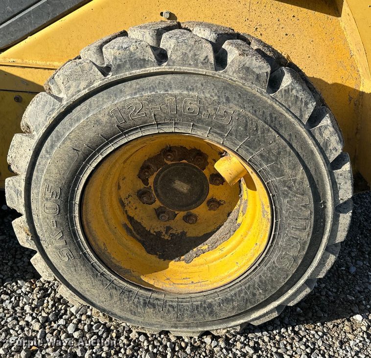 image for item EJ2728 2004 Komatsu 1020 skid steer loader