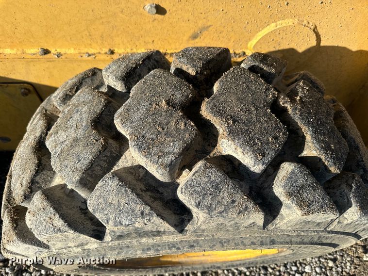 image for item EJ2728 2004 Komatsu 1020 skid steer loader