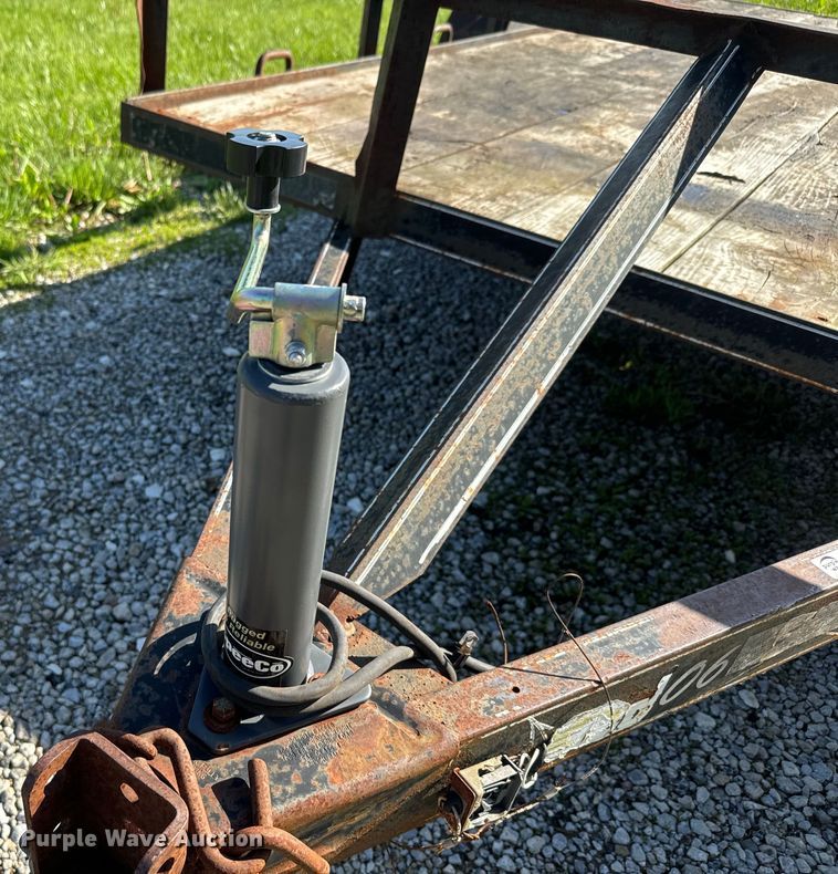 image for item EJ2730 2006 J&W utility trailer