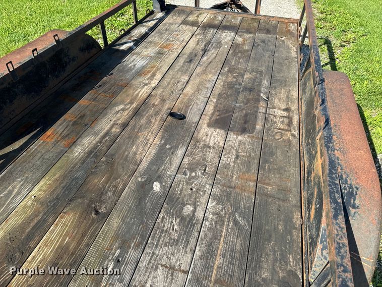 image for item EJ2730 2006 J&W utility trailer