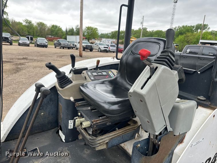 image for item EJ2742 2006 Bobcat  334G mini excavator