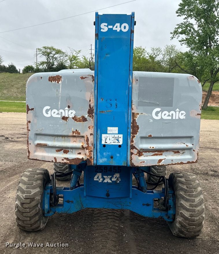 image for item EJ2746 1998 Genie S-40 boom lift