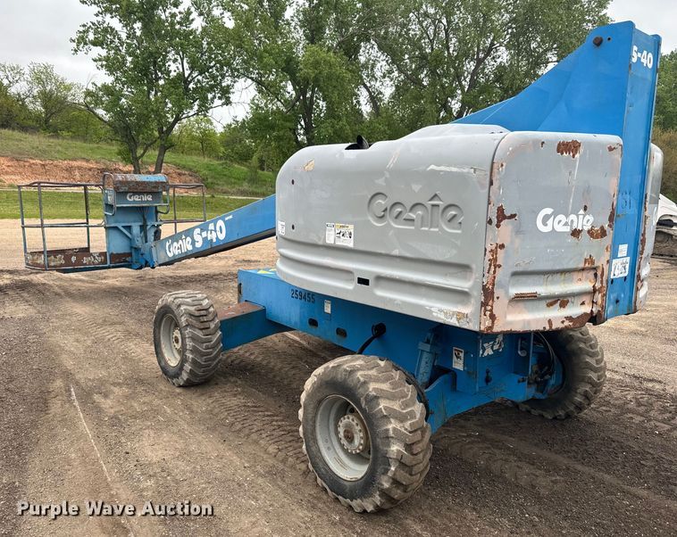 image for item EJ2746 1998 Genie S-40 boom lift