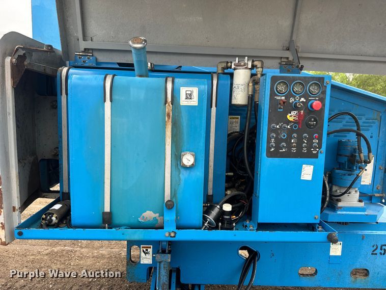 image for item EJ2746 1998 Genie S-40 boom lift