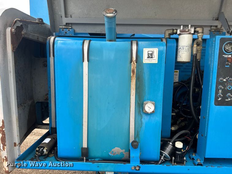 image for item EJ2746 1998 Genie S-40 boom lift