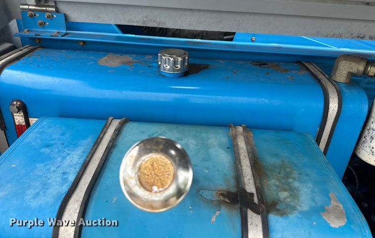 image for item EJ2746 1998 Genie S-40 boom lift