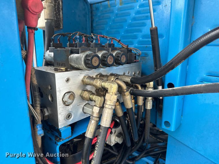 image for item EJ2746 1998 Genie S-40 boom lift